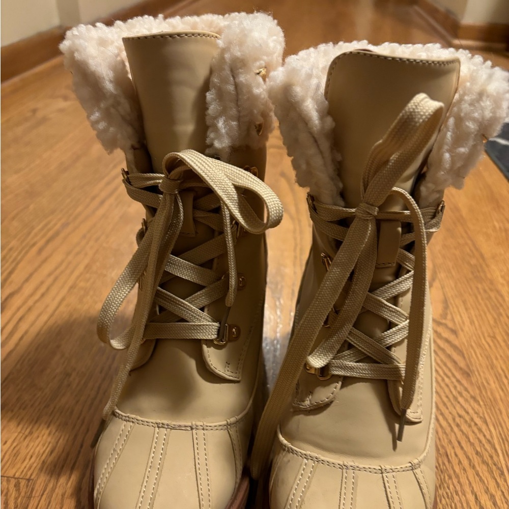 Women’s lace up wedge boots with fur - size 8